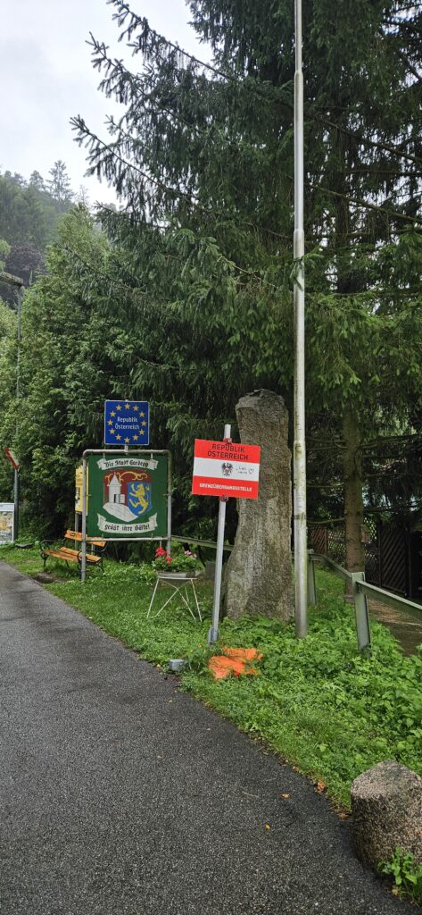 Österreichisches Grenzschild auf der Thayabrücke in Hardegg